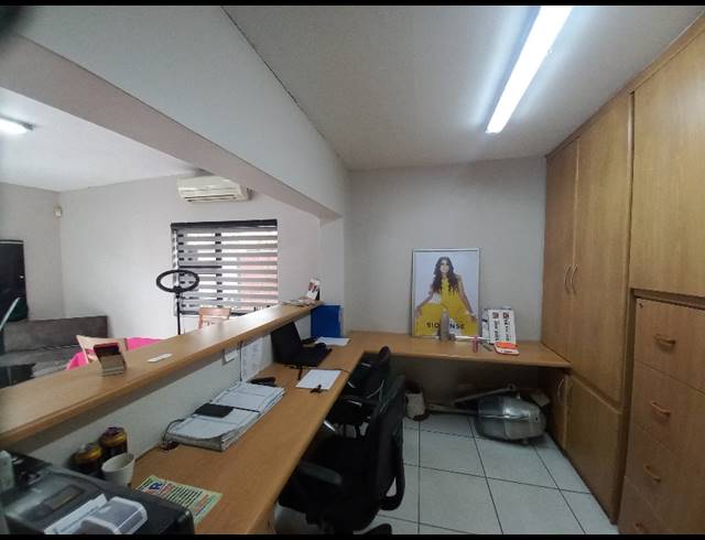 136M² BUSINESS TO LET IN VINCENT